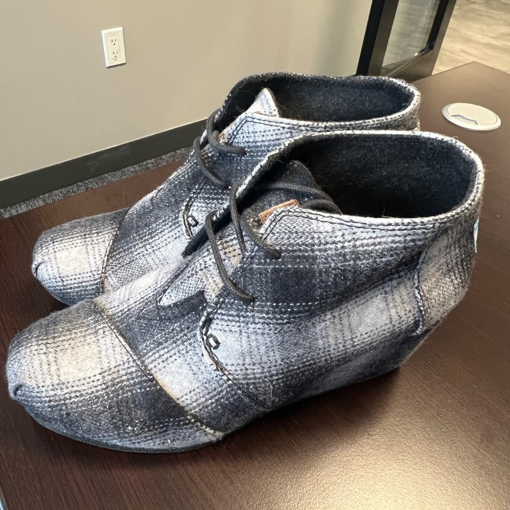 TOMS Plaid Wedge Shoes Size 8.5